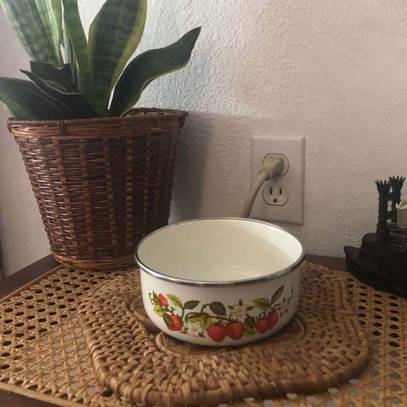Kobe Kitchen Strawberry Enamel Nesting/Mixing Bowl - Picture 9 of 9